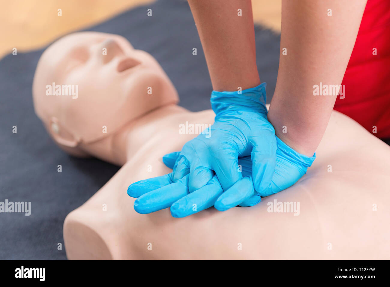 Formazione di primo soccorso. La rianimazione cardiopolmonare. Corso di primo soccorso sul manichino cpr. Foto Stock