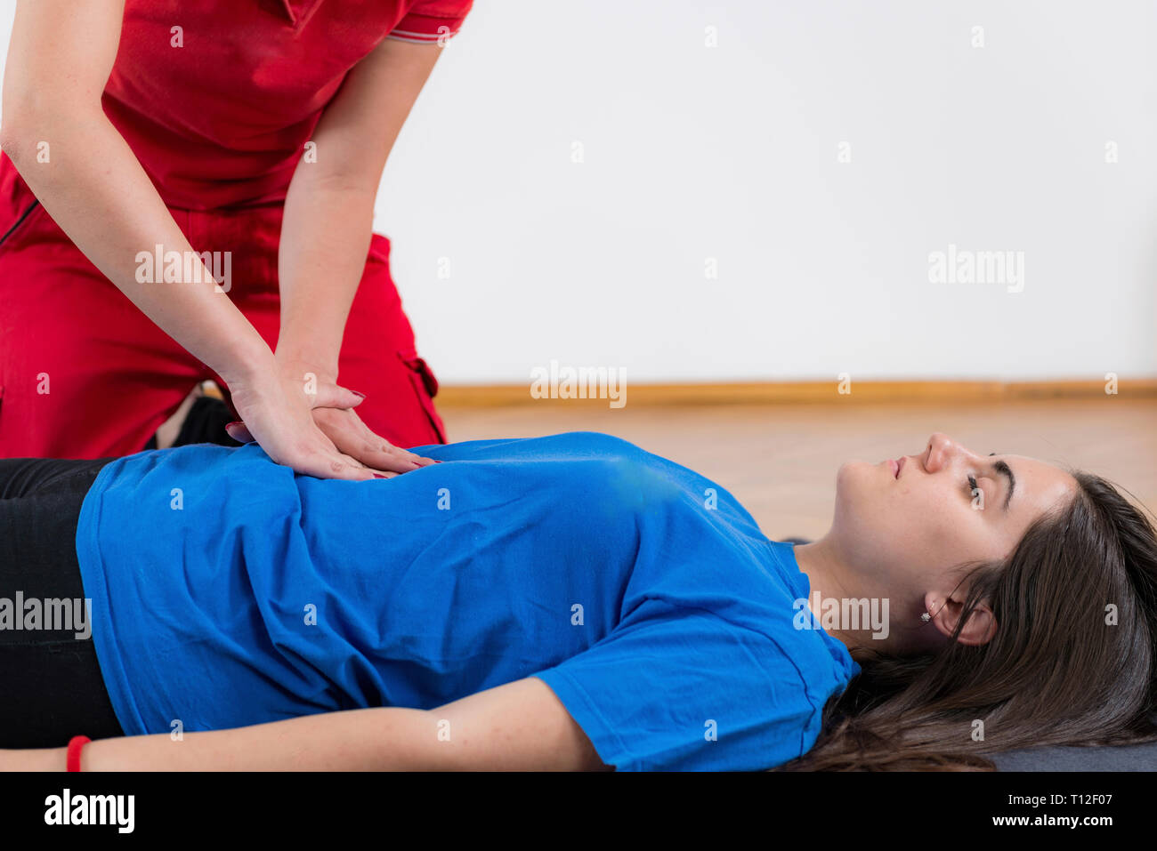 Formazione di primo soccorso. La rianimazione cardiopolmonare. Corso di primo soccorso. Foto Stock