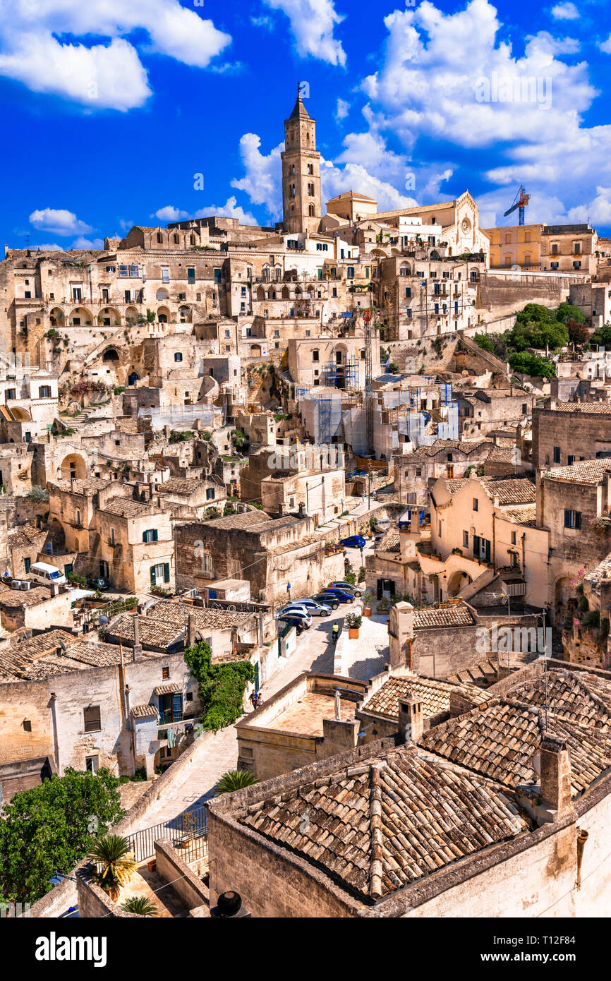 Matera, Basilicata, Italia: Panorama della città vecchia - Sassi di Matera, capitale europea della cultura, all'alba Foto Stock