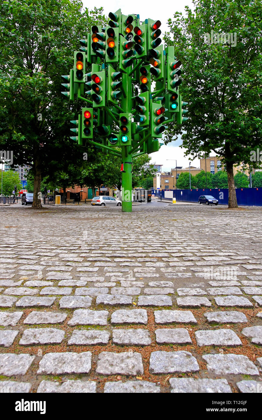 Semaforo tree alla rotonda a Londra Foto Stock