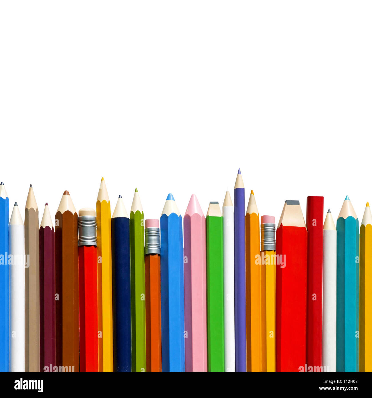 Matite colorate e gomme in fila isolato Foto Stock
