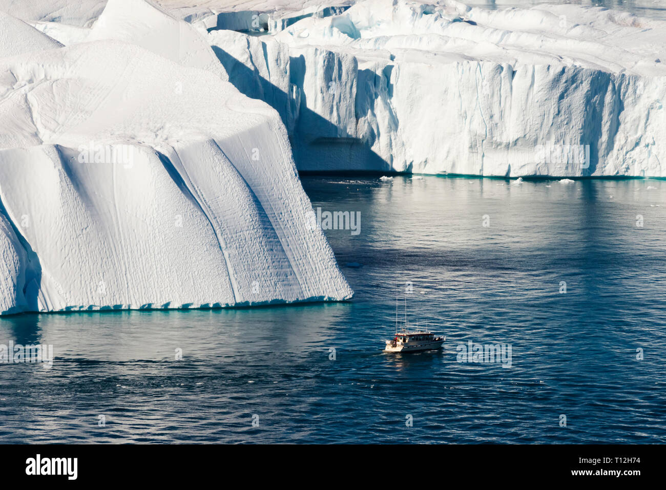 Barca con gli iceberg di Sermermiut, Ilulissat Foto Stock