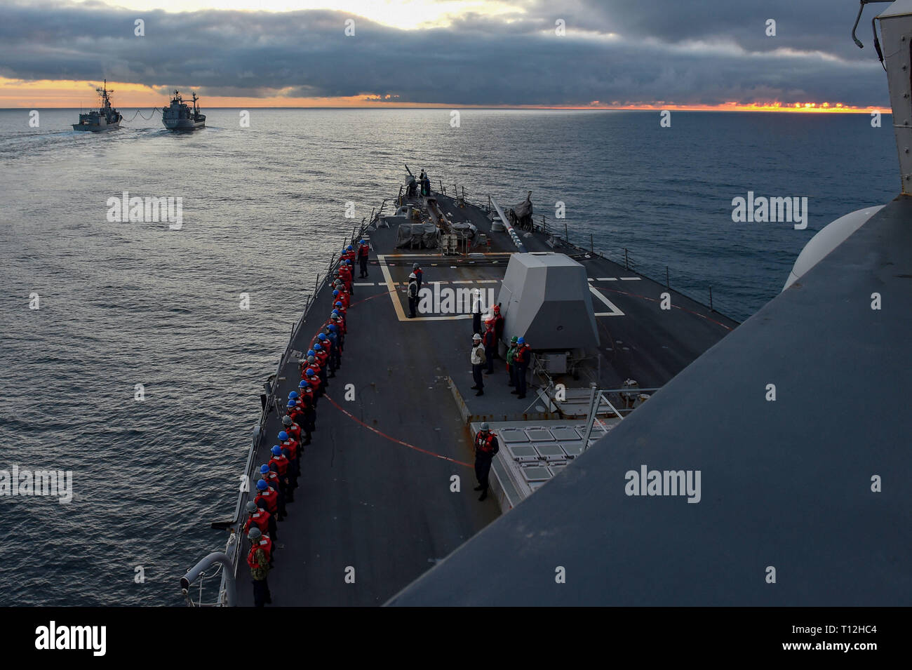 190321-N-JX484-242 canale inglese (Mar. 21, 2019) marinai uomo le rotaie come guidato-missile destroyer USS gravemente (DDG 107) si avvicina alla marina militare tedesca replenishment tanker FGS Spessart (UN 1442) per un riempimento al mare. Gravemente è in corso su un regolarmente-distribuzione programmata come ammiraglia di standing NATO Maritime Group 1 per condurre operazioni marittime e fornire una continua capacità di marittima per la NATO nel Nord Atlantico. (U.S. Foto di Marina di Massa lo specialista di comunicazione 2a classe Mark Andrew Hays/rilasciato) Foto Stock