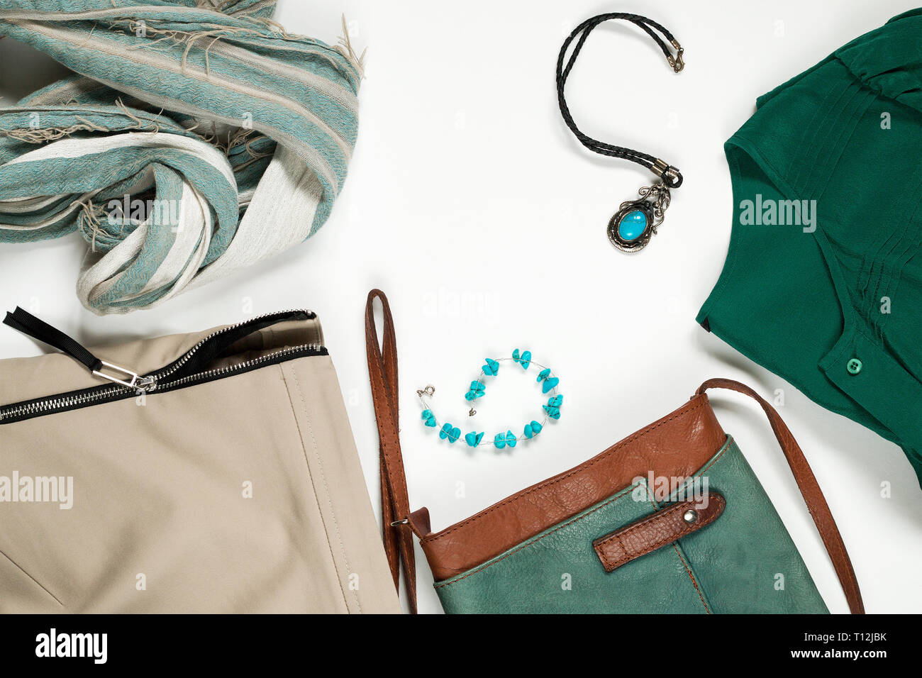 Piatto femminile laico trendy moda abiti e accessori collage su bianco, vista dall'alto Foto Stock