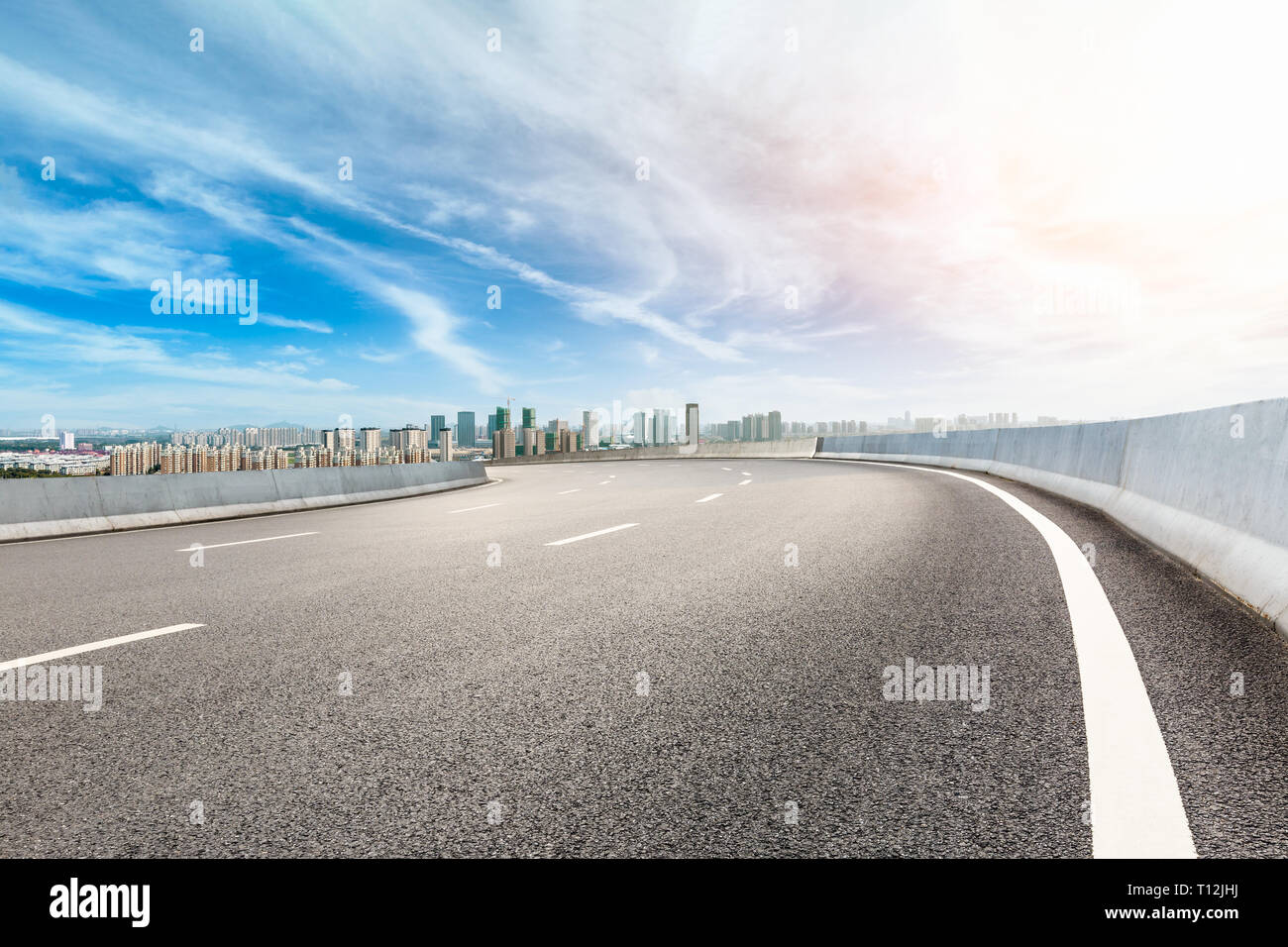 Asfalto autostrada passando attraverso la città sopra a Shanghai Foto Stock