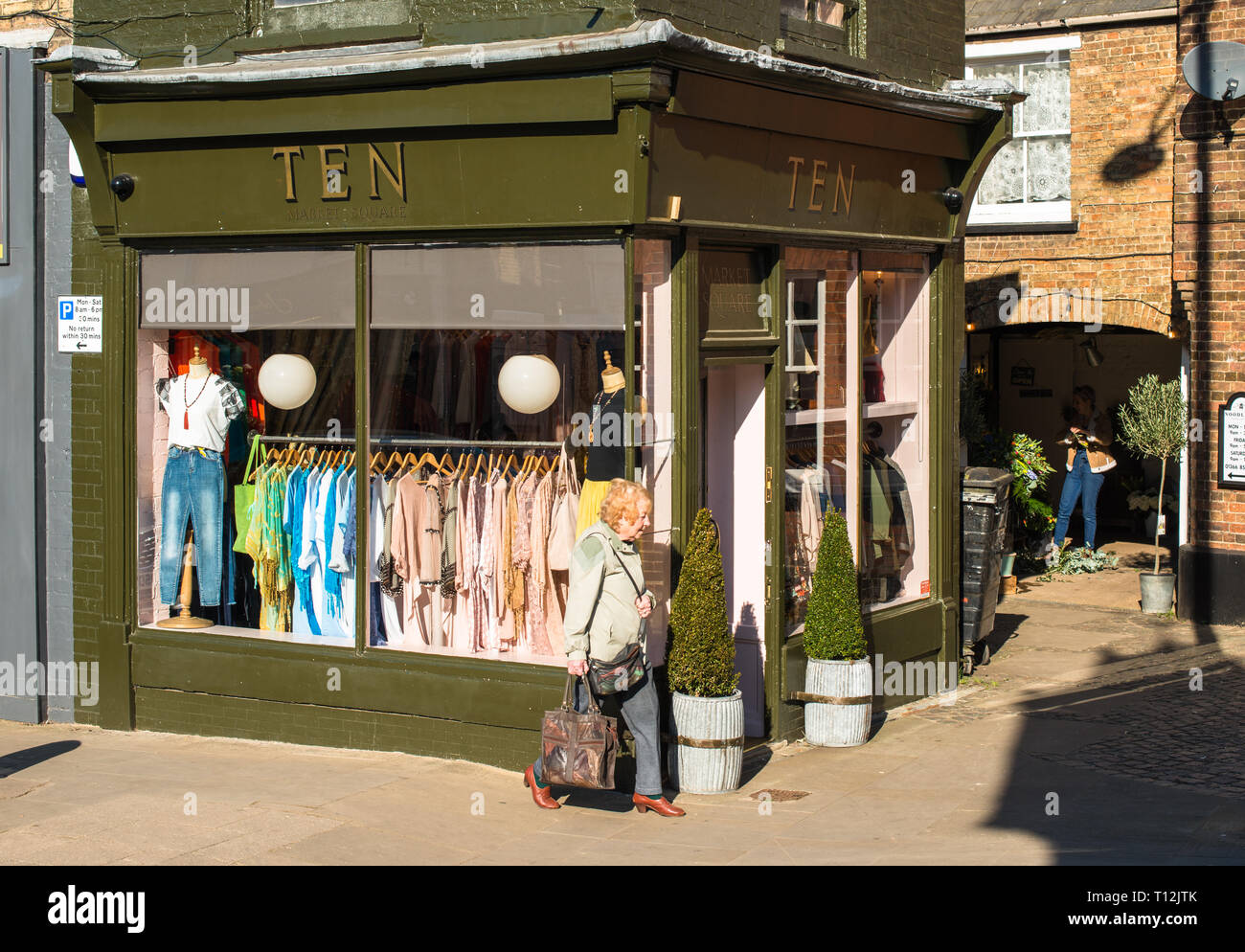 Piccolo e caratteristico negozio di abbigliamento sul mercato Downham Market, Norfolk, East Anglia, Inghilterra, Regno Unito. Foto Stock