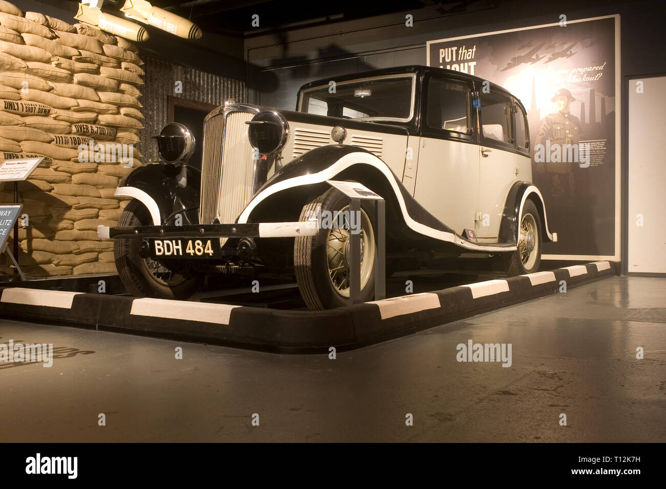 Auto adattata per blackout durante la II guerra mondiale a Coventry Transport Museum Foto Stock