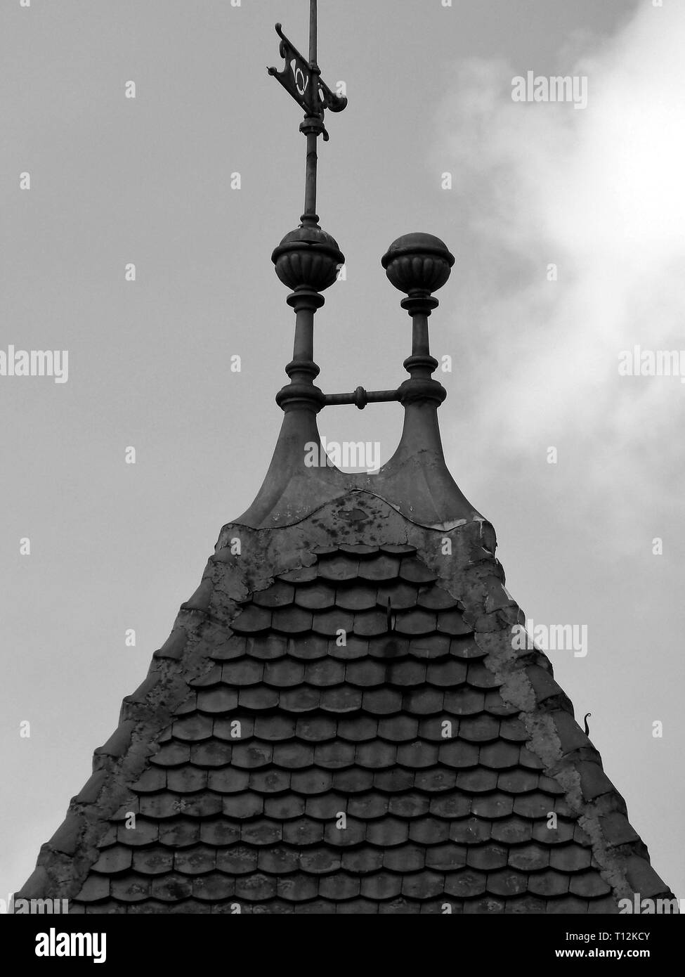 Contrafforte torre di una vecchia villa tetto con tegole in bianco e nero Foto Stock
