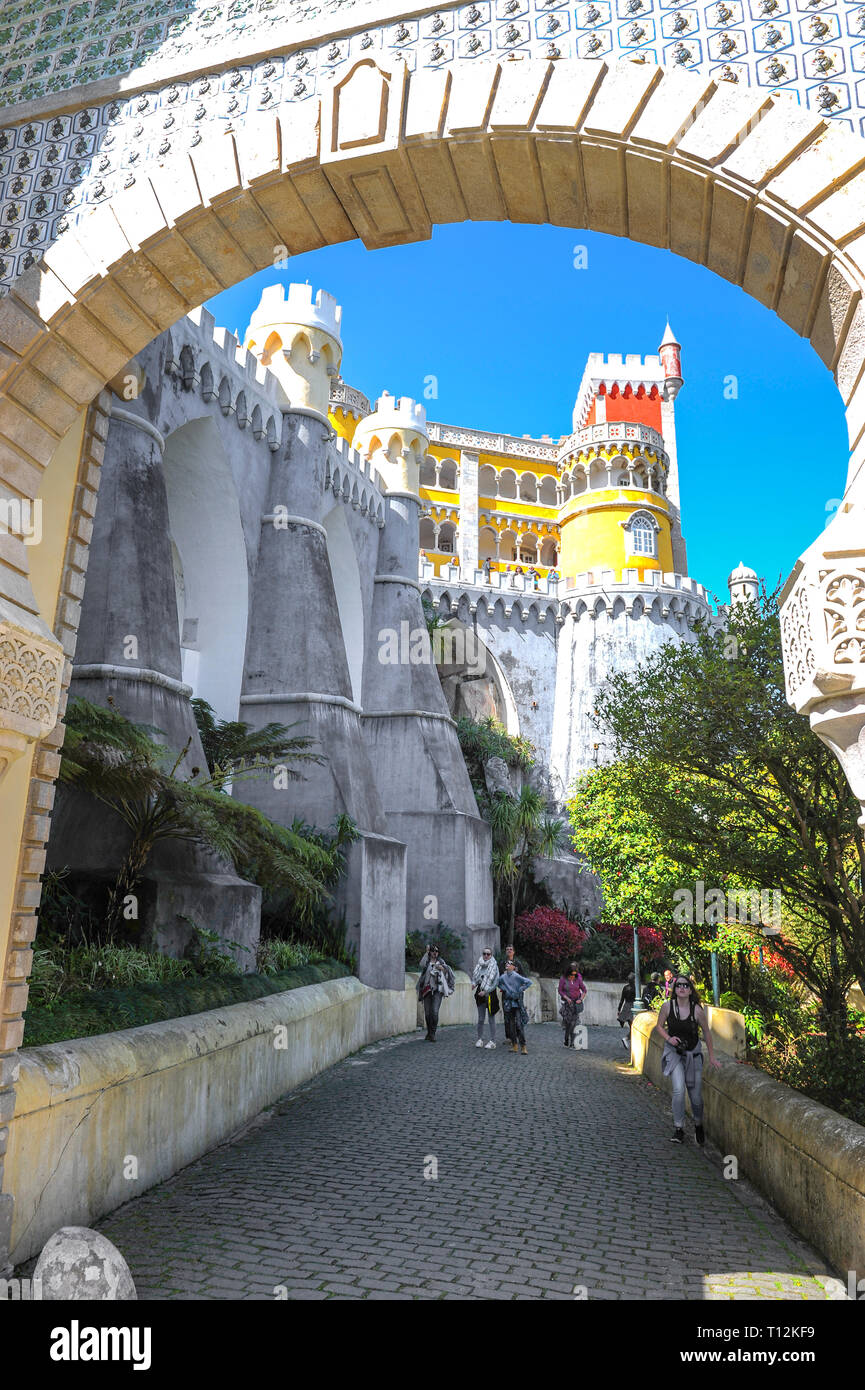 Vista sul Palazzo Pena. Sintra, Portogallo Foto Stock