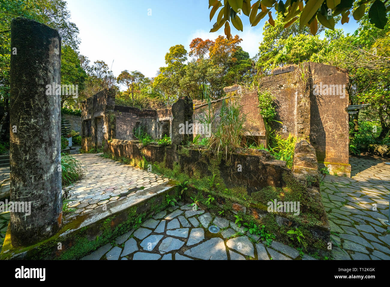 Vecchio resort Villas del popolo francese nella parte superiore di Ba Na montagna. La famosa destinazione turistica di Da Nang, Vietnam Foto Stock