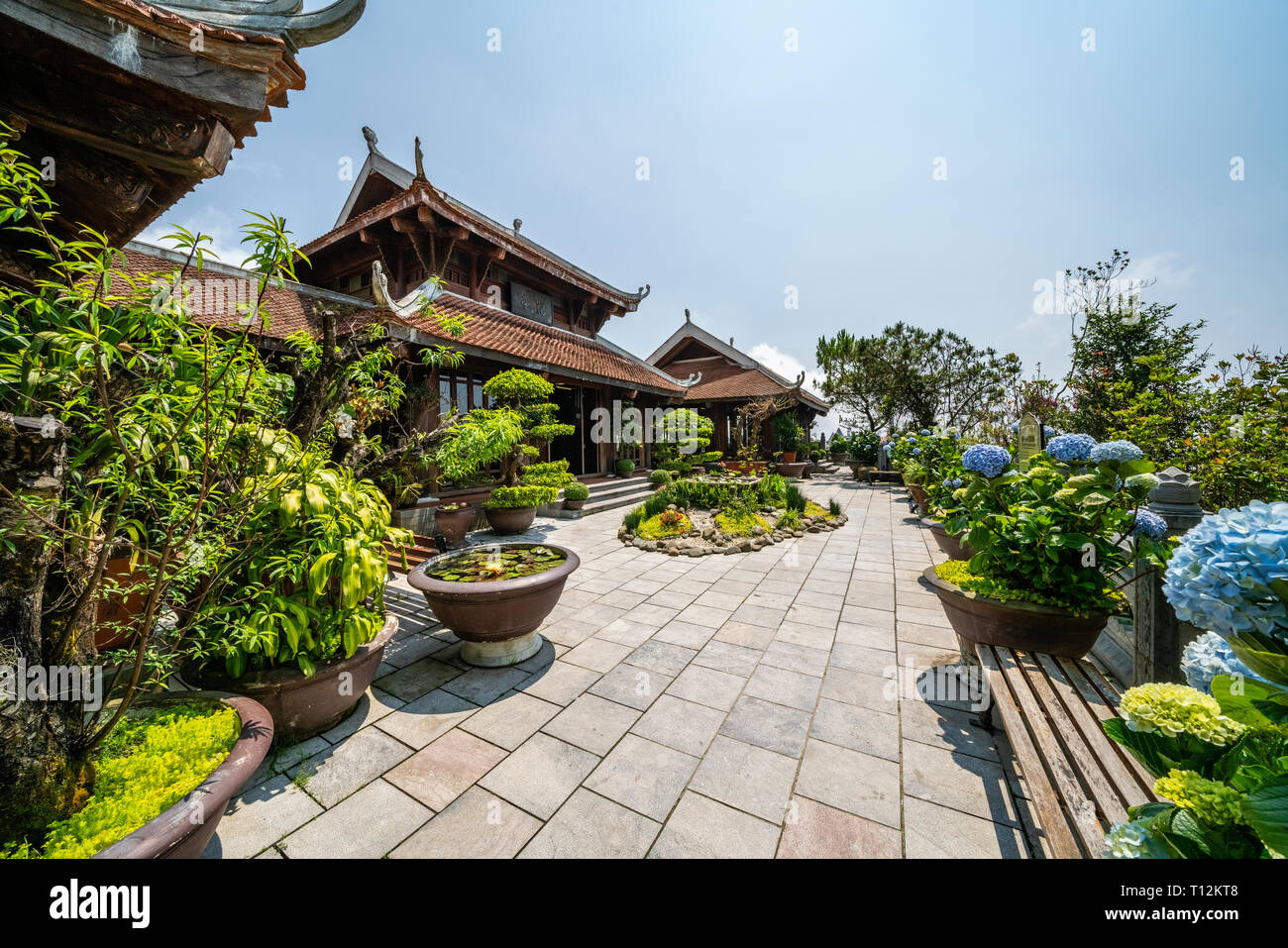 Il ristorante del tè sulla sommità di Ba Na montagna, la famosa destinazione turistica di Da Nang, Vietnam Foto Stock