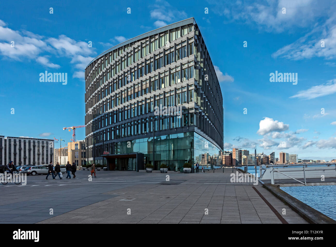 Bicicletta Cykelslangen ponte di collegamento a ponte Bryggebroen (R) in Aller la pubblicazione di edificio in Kalvebod Brygge Copenhagen DANIMARCA Europa Foto Stock