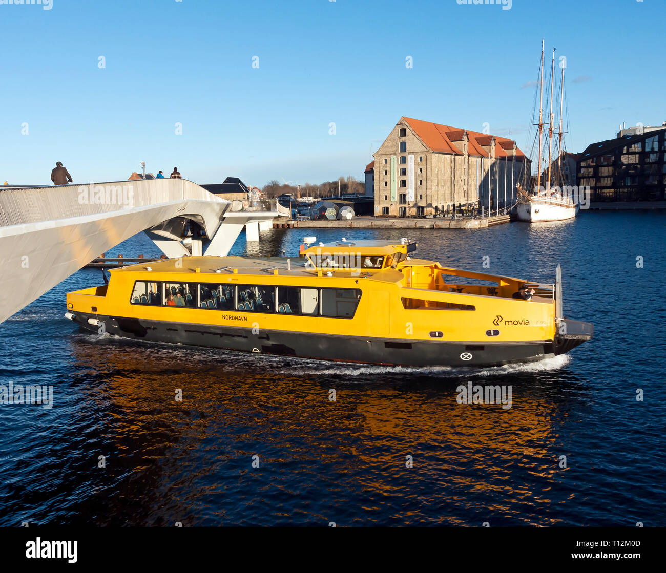 Havnebussen Nordhavn vela sotto ciclo Inderhavnsbroen & ponte pedonale che collega Nyhavn con Christianshavn in Copenhagen DANIMARCA Europa Foto Stock