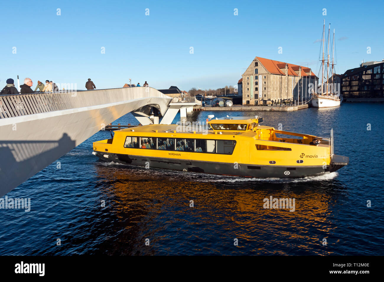 Havnebussen Nordhavn vela sotto ciclo Inderhavnsbroen & ponte pedonale che collega Nyhavn con Christianshavn in Copenhagen DANIMARCA Europa Foto Stock