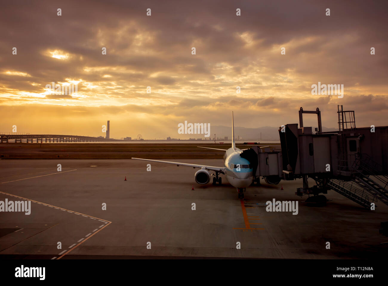 Piano di passeggeri la preparazione per la partenza dal terminal dell'aeroporto la mattina presto Foto Stock