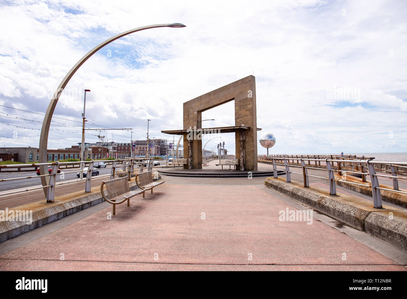 Non si uccidono così anche i cavalli?" da Michael Trainor rifugio sul mare sul lungomare di Blackpool Lancashire Regno Unito Foto Stock