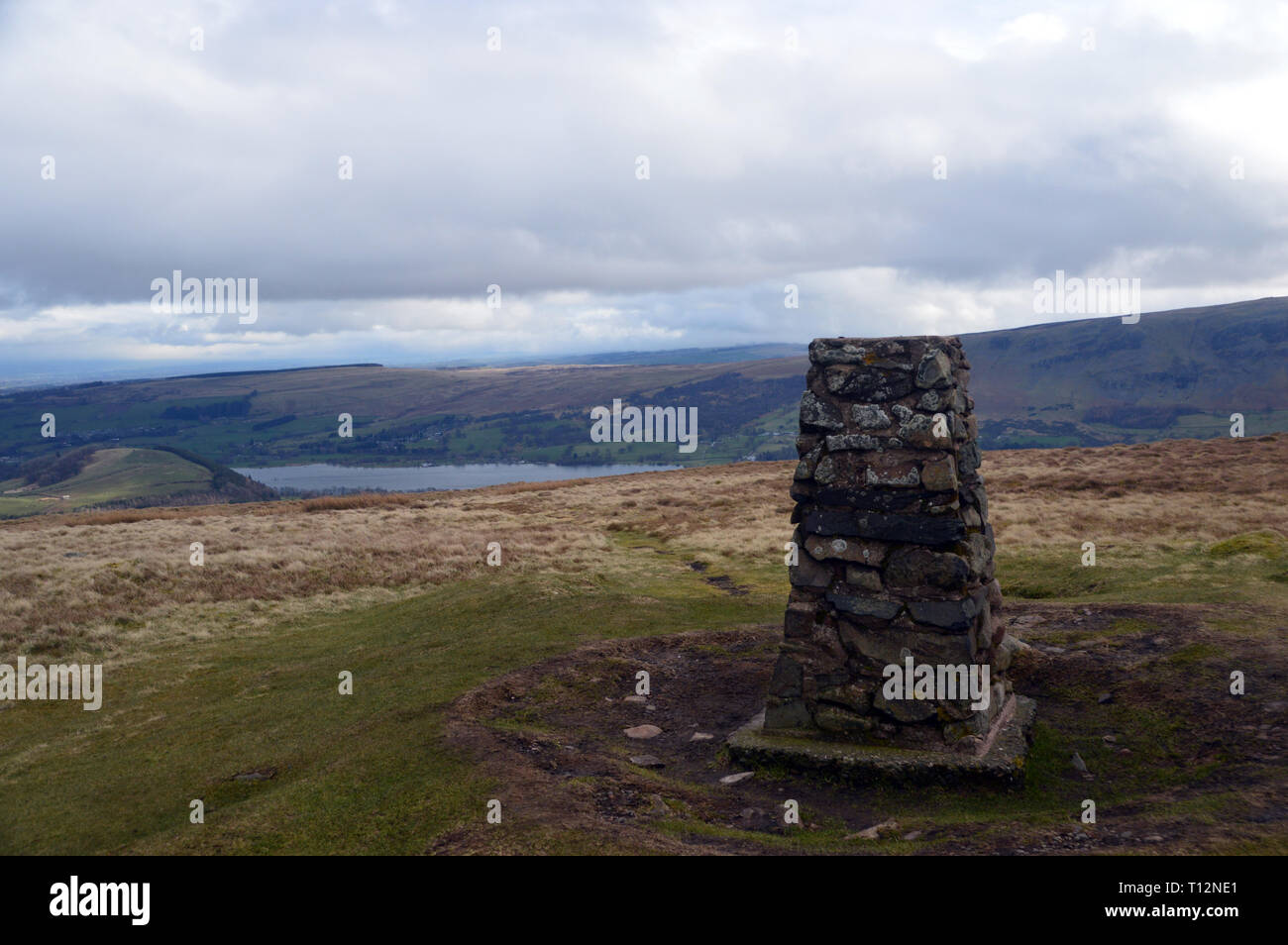 Ullswater dalla pietra la triangolazione colonna (Trig punto) sul Wainwright poco Mell è sceso nel Parco Nazionale del Distretto dei Laghi, Cumbria, Inghilterra. Foto Stock