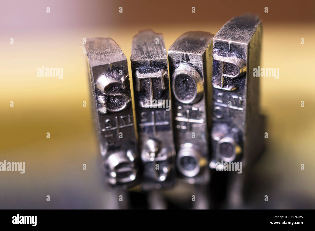 Macrofotografia di nastri inchiostratori per macchine da scrivere martelli con stop word Foto Stock