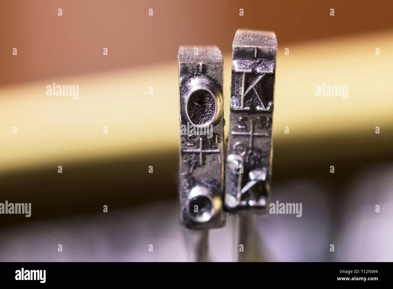 Macrofotografia di nastri inchiostratori per macchine da scrivere martelli con la parola OK Foto Stock