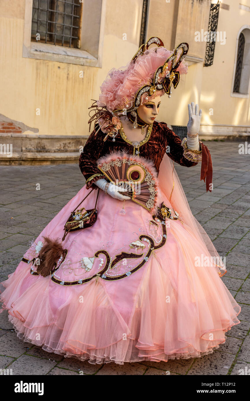 L'Italia, Venezia, Carnevale 2019, persone mascherate a vagare per le  città, posa per fotografi e turisti, con bei vestiti Foto stock - Alamy