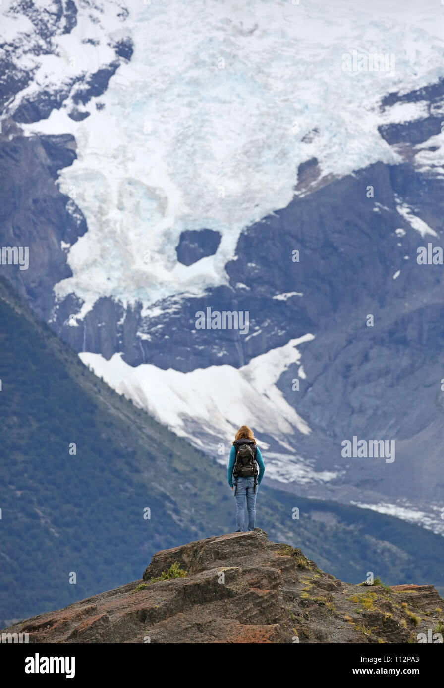 Le giovani donne di fronte Glaciar Torres - Torres del Paine N.P. (Patagonia, Cile) Foto Stock