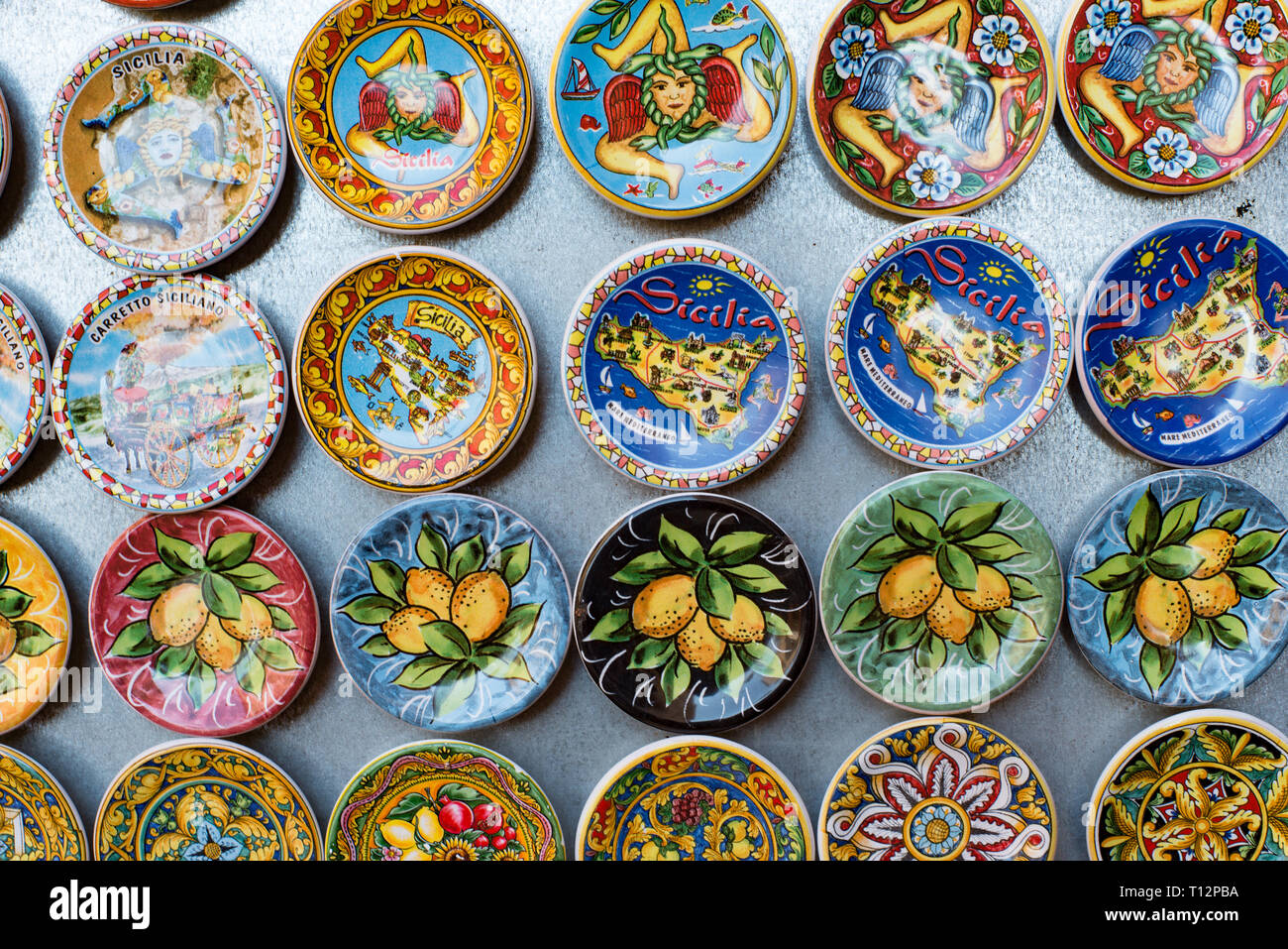 Souvenir vari in rappresentanza di vari prodotti tipici della Sicilia in diverse viste Foto Stock