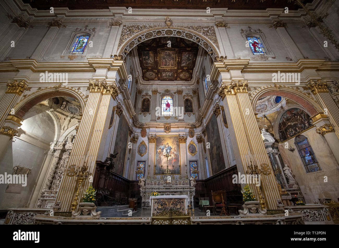 LECCE, PUGLIA, Italia - All'interno della Vergine Maria ( Cattedrale Basilica di Santa Maria Assunta in Cielo ). Chiesa sulla Piazza del Duomo. Foto Stock