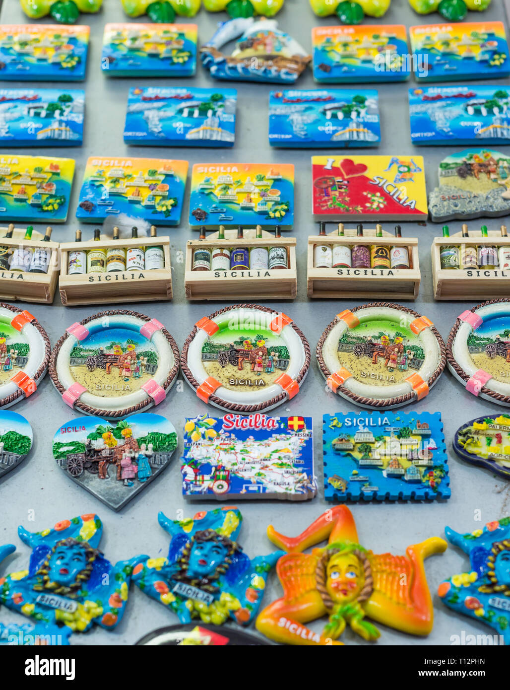 Souvenir vari in rappresentanza di vari prodotti tipici della Sicilia in diverse viste Foto Stock