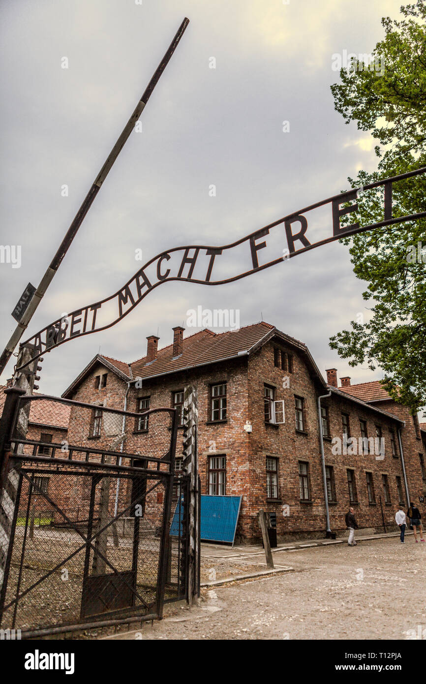"Arbeit macht frei" cancello di ingresso al campo di concentramento di Auschwitz Foto Stock