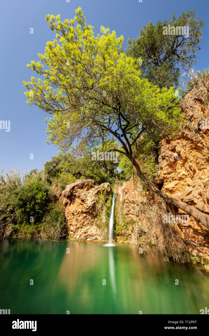 Pego do Inferno cascata in Tavira, Portogallo - Algarve bellissima laguna verde Foto Stock