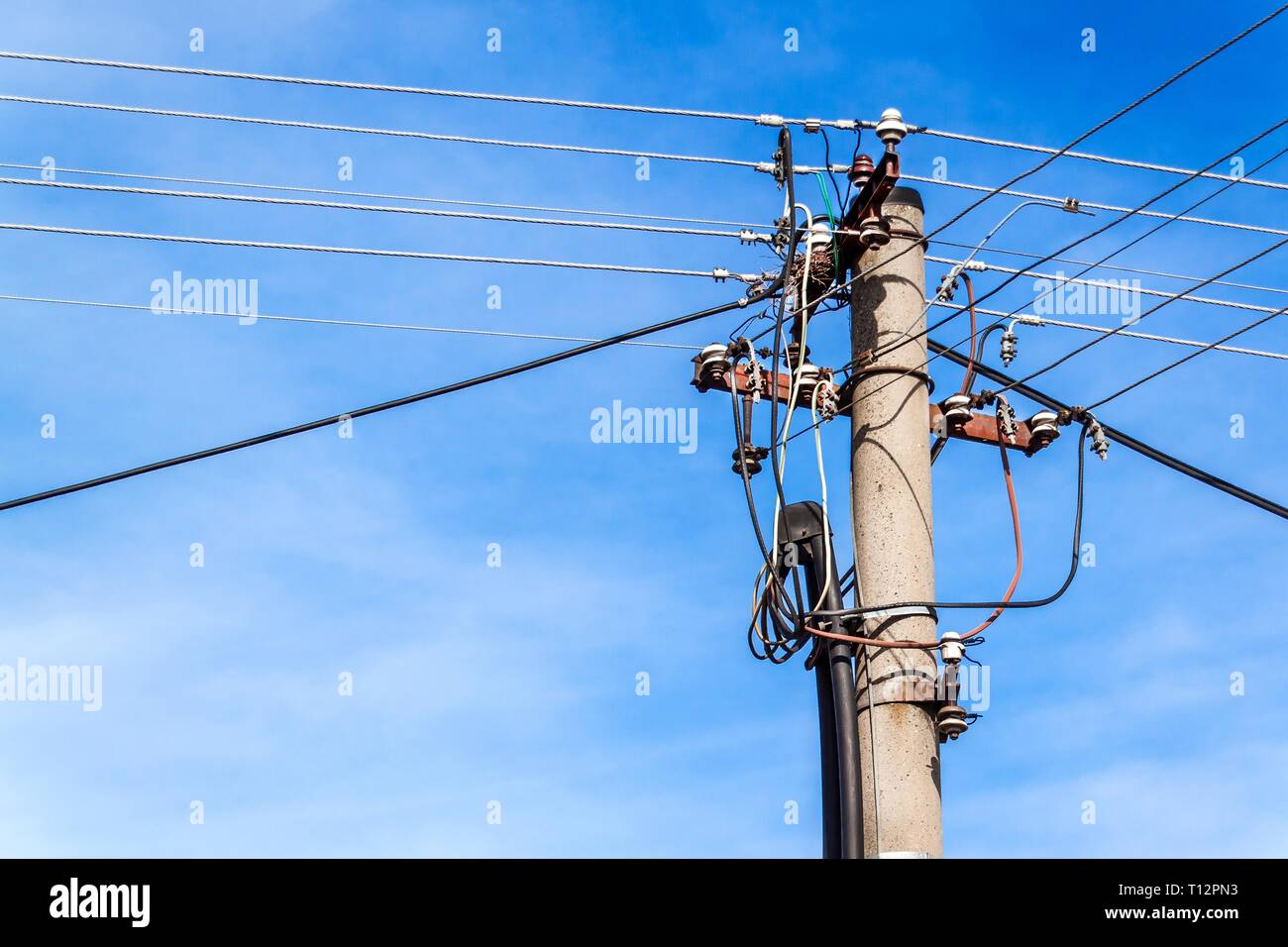 Distribuzione della potenza elettrica colonna. Pole con fili elettrici. Il concetto di energia. Foto Stock