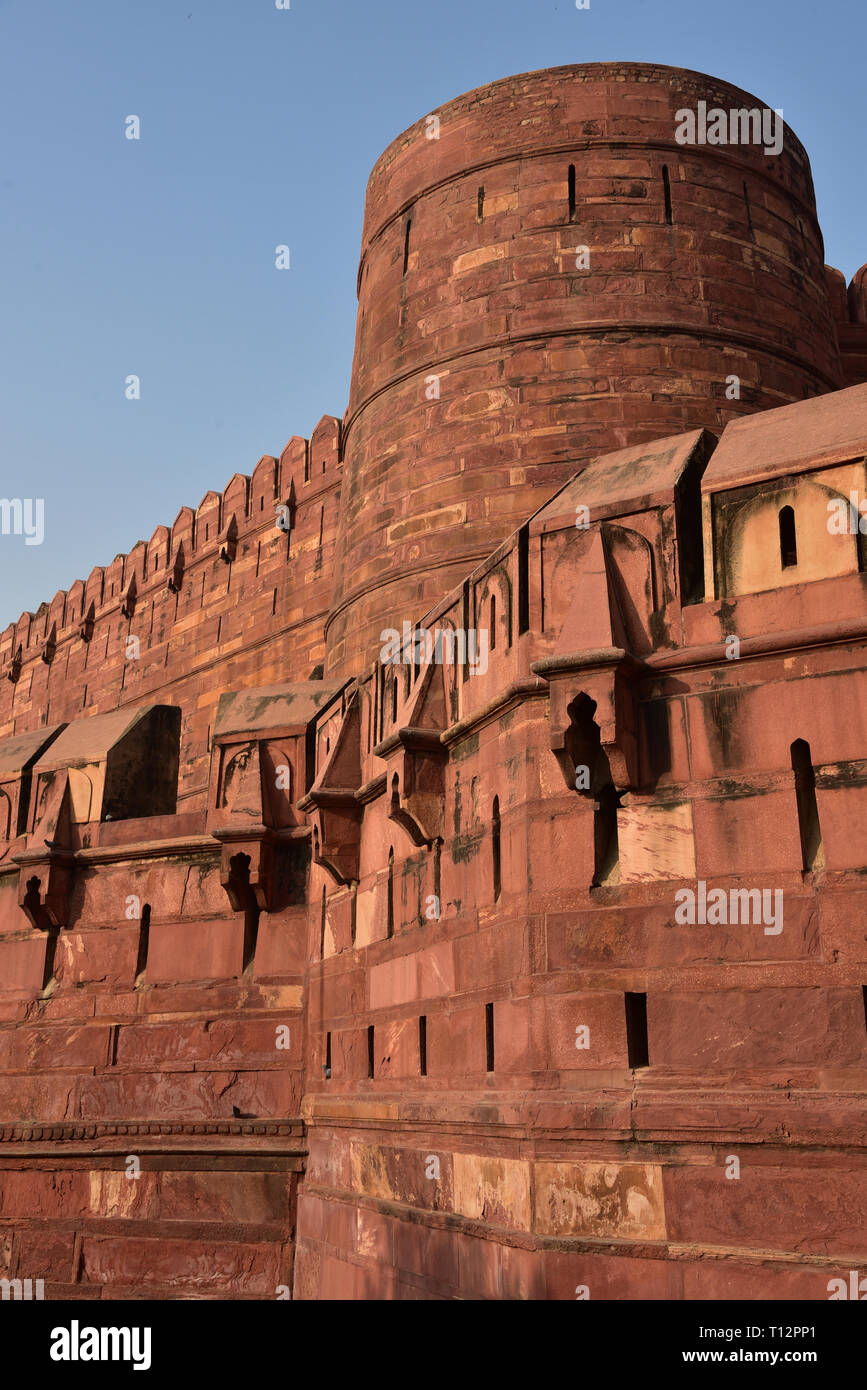 L'imponente arenaria rossa bastioni di Amar Singh Gate, al Forte di Agra. Costruito tra il 1565 e il 1573 dall'Imperatore Akbar, Agra, India Centrale, Asia. Foto Stock