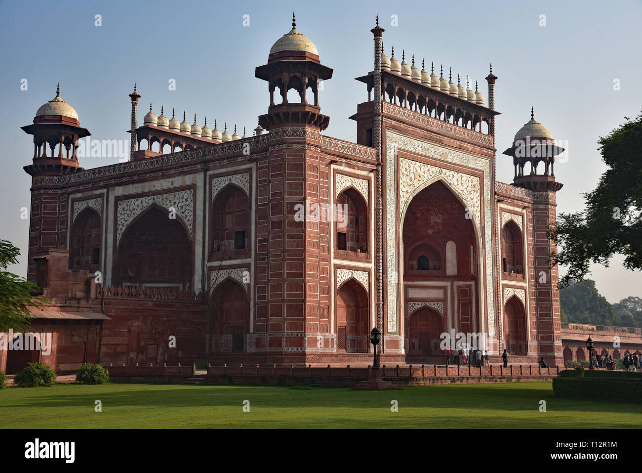 Il gateway principale (Darwaza-i-rauza) al Taj Mahal. Marmo bianco e pietre preziose di cui nella pietra arenaria rossa forma questa "porta grande'. Agra, India. Foto Stock