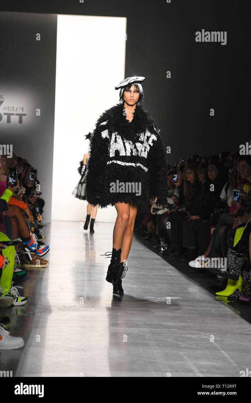 NEW YORK, NY - febbraio 08: Un Yasmin Wijnaldum passeggiate sulla pista per Jeremy Scott durante la settimana della moda di New York: la mostra a primavera Studios in febbraio Foto Stock