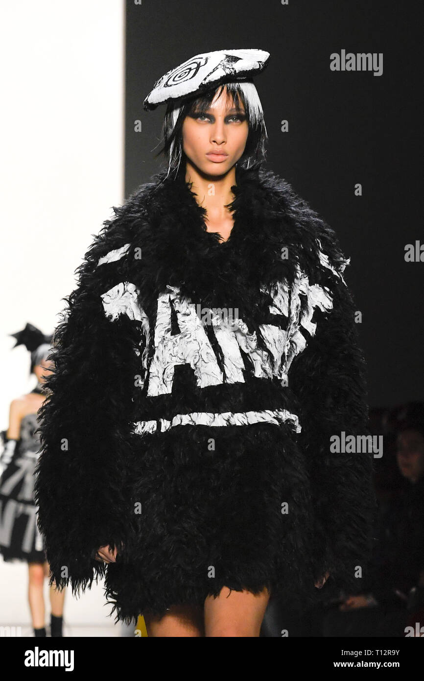 NEW YORK, NY - febbraio 08: Un Yasmin Wijnaldum passeggiate sulla pista per Jeremy Scott durante la settimana della moda di New York: la mostra a primavera Studios in febbraio Foto Stock