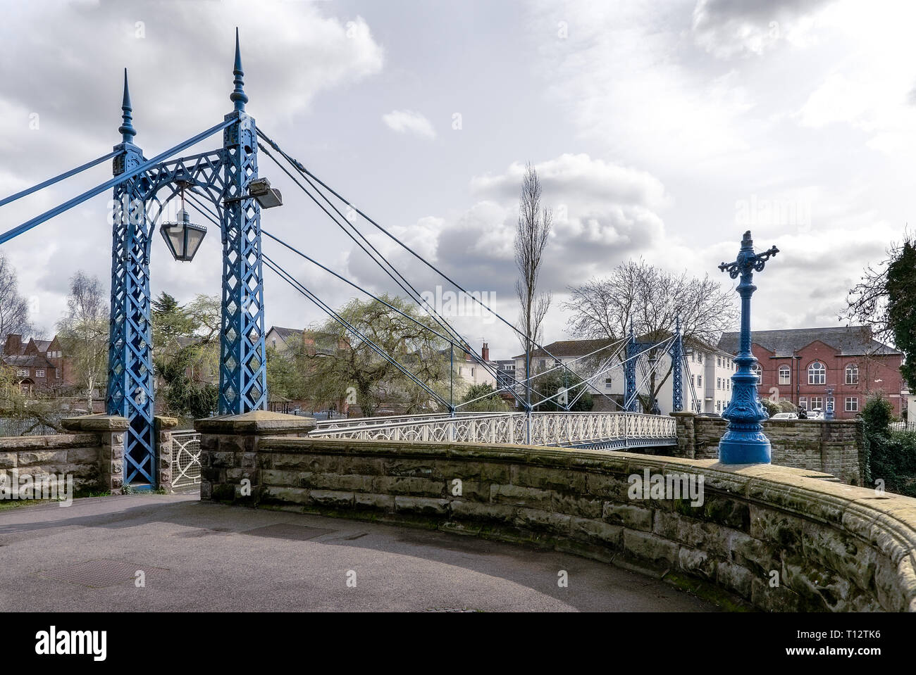 Una vista del Ponte del mulino che è un punto di accesso per la Jephson gardens in Royal Leamington Spa Warwickshire Foto Stock