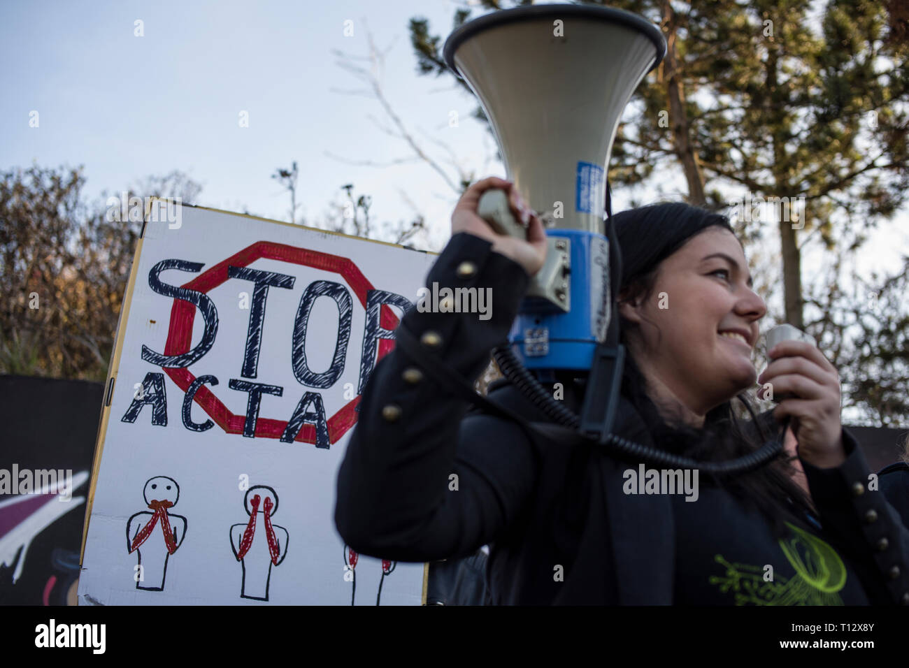 Una donna è visto cantando slogan su un megafono durante la protesta. Il voto sulla modifica del diritto d'autore nella Unione europea avrà luogo negli ultimi giorni del mese di marzo. Pertanto, il 23 marzo, gli oppositori del controverso gli articoli 11 e 13 intendono mobilitare e prendere per le strade. L'arresto internazionale Acta 2.0 le azioni di protesta hanno avuto luogo anche a Varsavia e altre numerose città della Polonia. Foto Stock