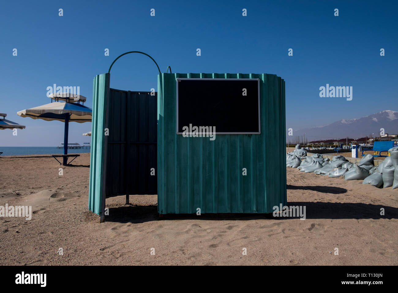 Una modifica di cabina sulla spiaggia al lago Issyk Kul in Kirghizistan. Foto Stock