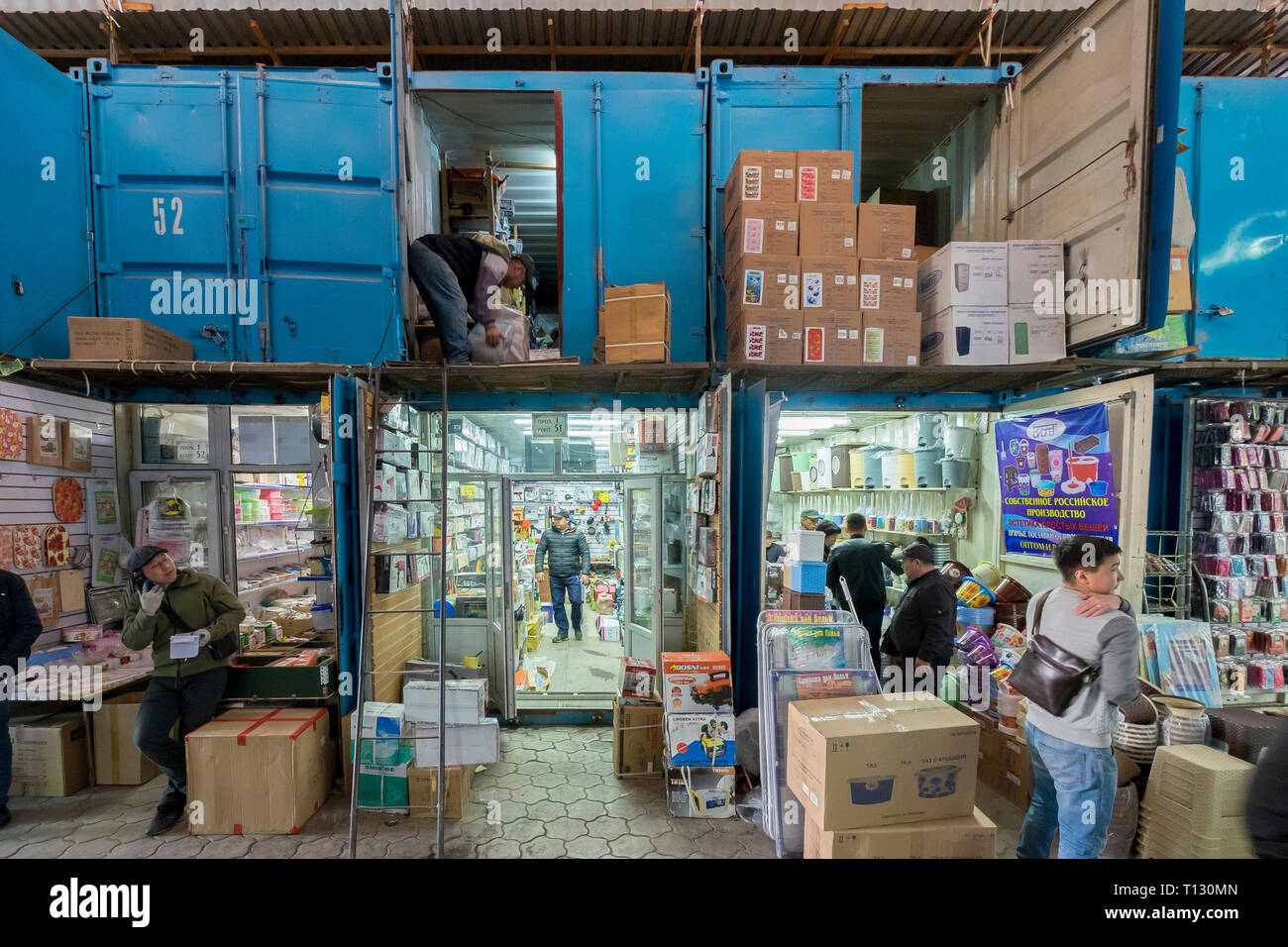 Al Dordoy Bazaar, uno di Asia il più grande dei mercati all'ingrosso a Bishkek, Kirghizistan. Tutte le stalle sono in contenitori di spedizione. Foto Stock