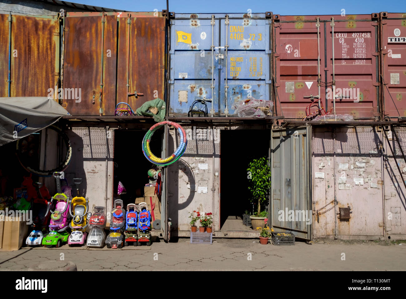 Al Dordoy Bazaar, uno di Asia il più grande dei mercati all'ingrosso a Bishkek, Kirghizistan. Tutte le stalle sono in contenitori di spedizione. Foto Stock