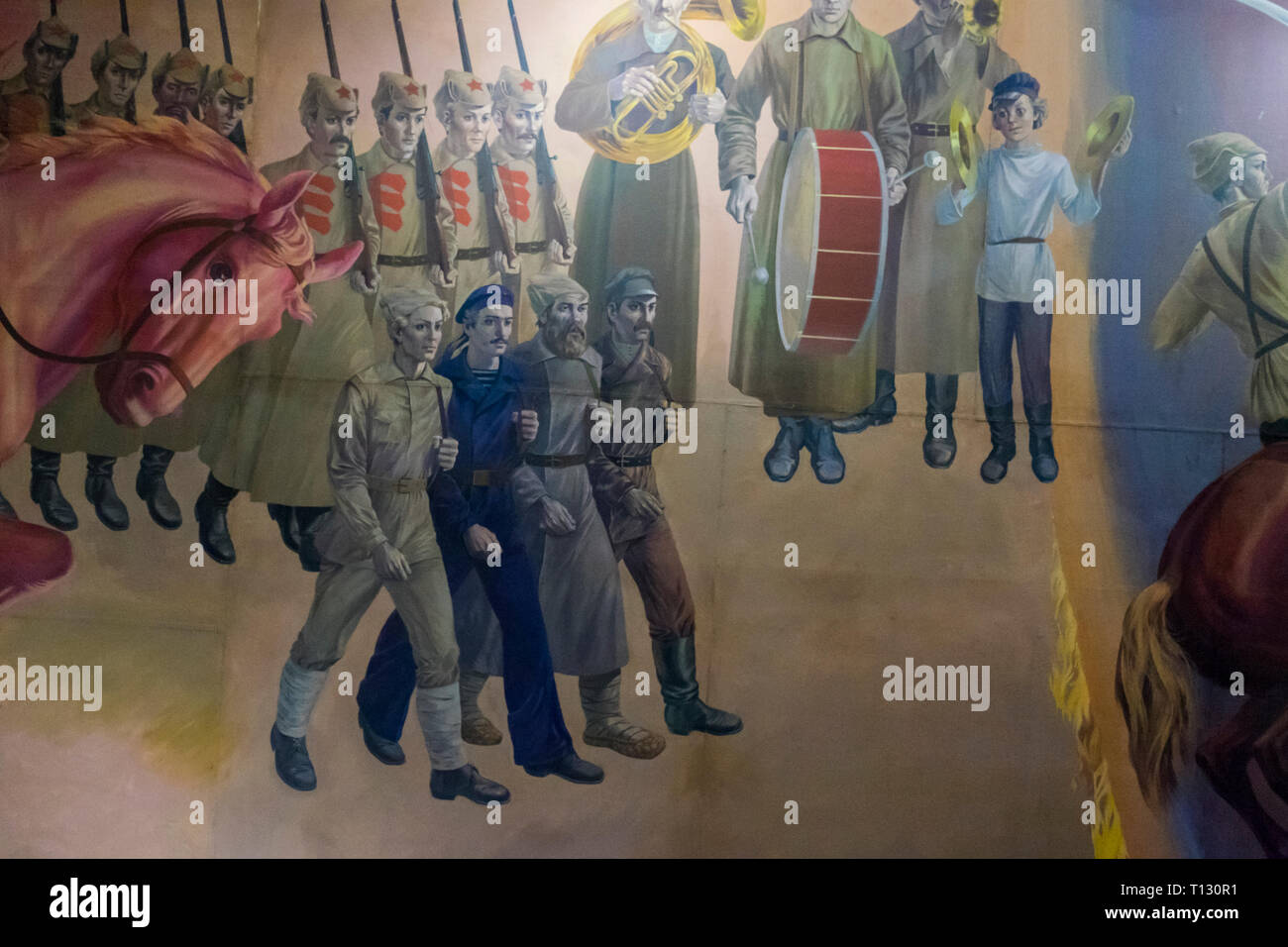 La pittura di marciare soldati alla storia dello Stato Museo a Bishkek, Kirghizistan. Foto Stock