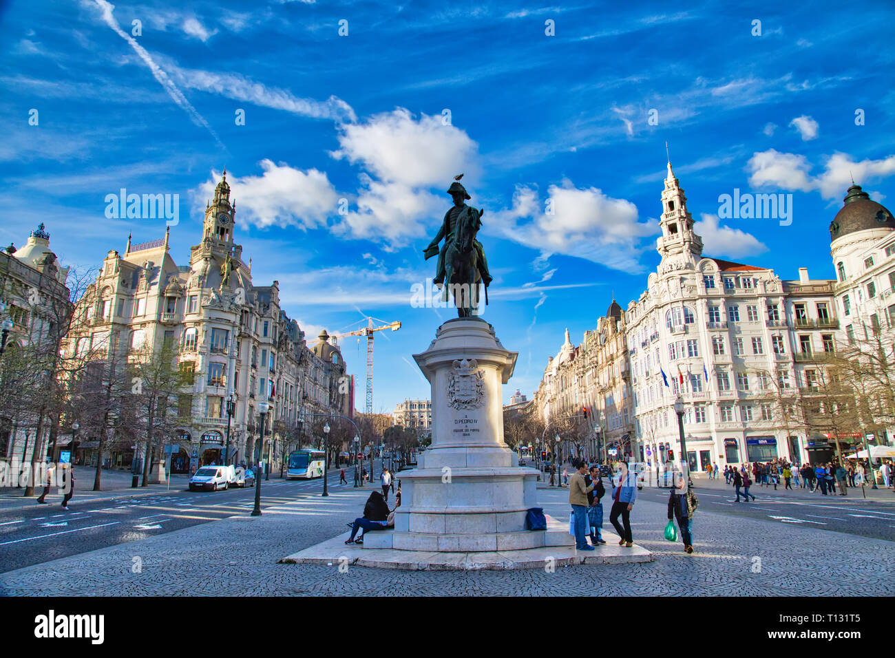 Portugal-October 19, 2017: Centrale Porto street, Avenida dos Aliados e Garrett monumento nella parte anteriore del palazzo comunale Foto Stock