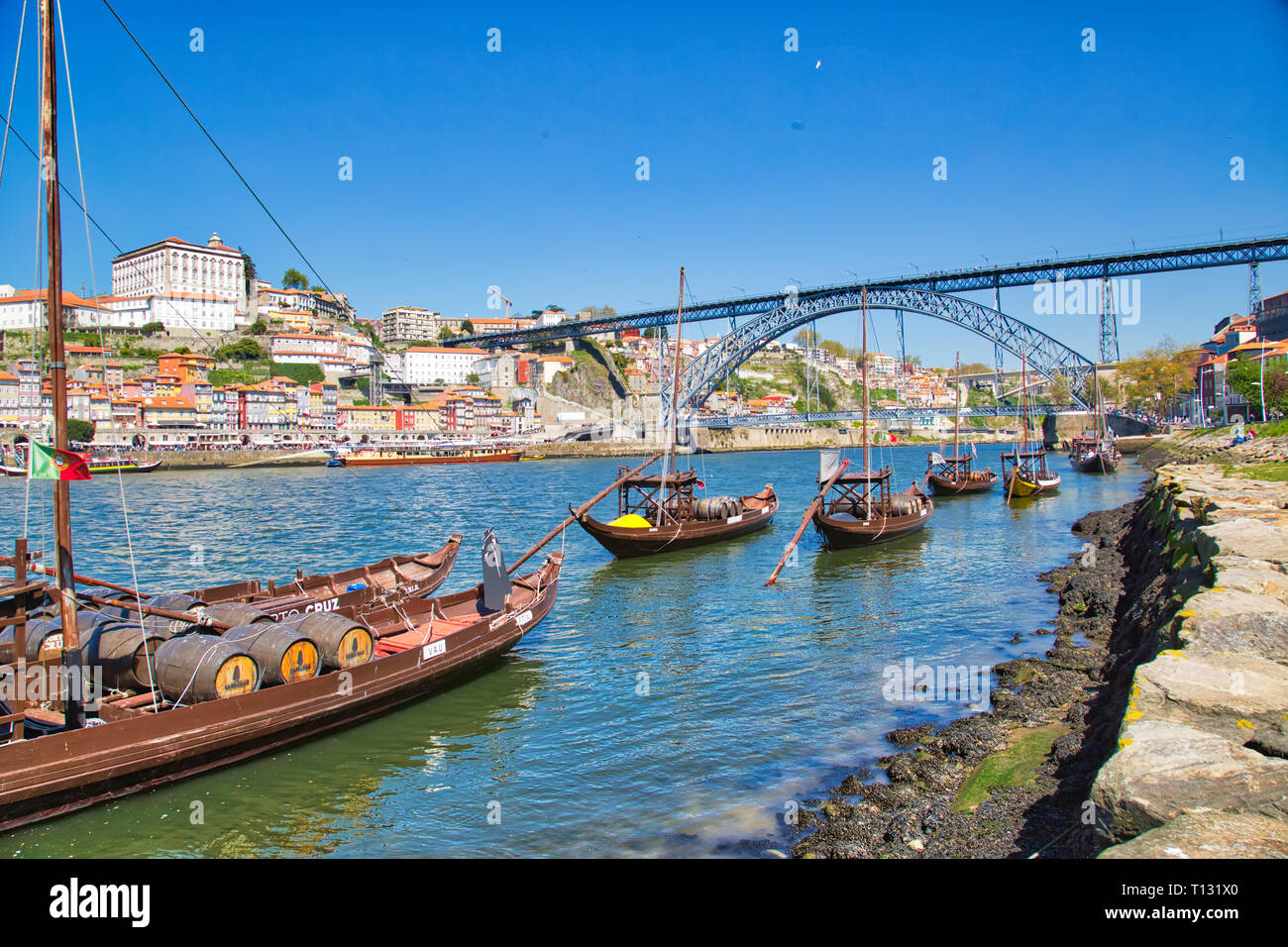 Porto, Portogallo-14 Ottobre, 2018: Famosi barche colorate fornendo guidate lungo le rive del Rio Douro Foto Stock