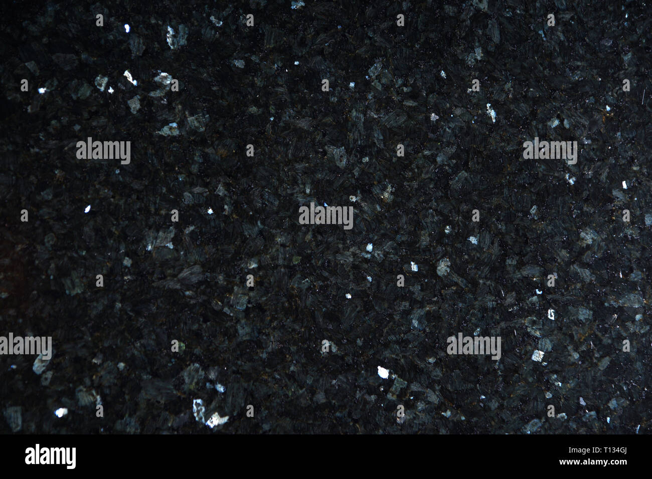 La pietra naturale di colore nero con brillantini luminosi con tinta bluastra, chiamato labradorite Emerald Pearl. Foto Stock