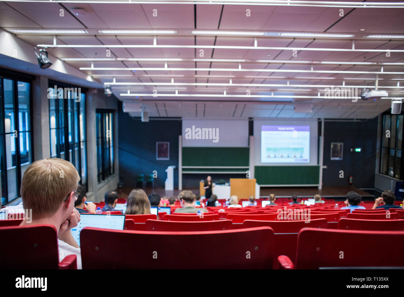 Una grande lezione inclinata theatre classroom in una università olandese. Foto Stock