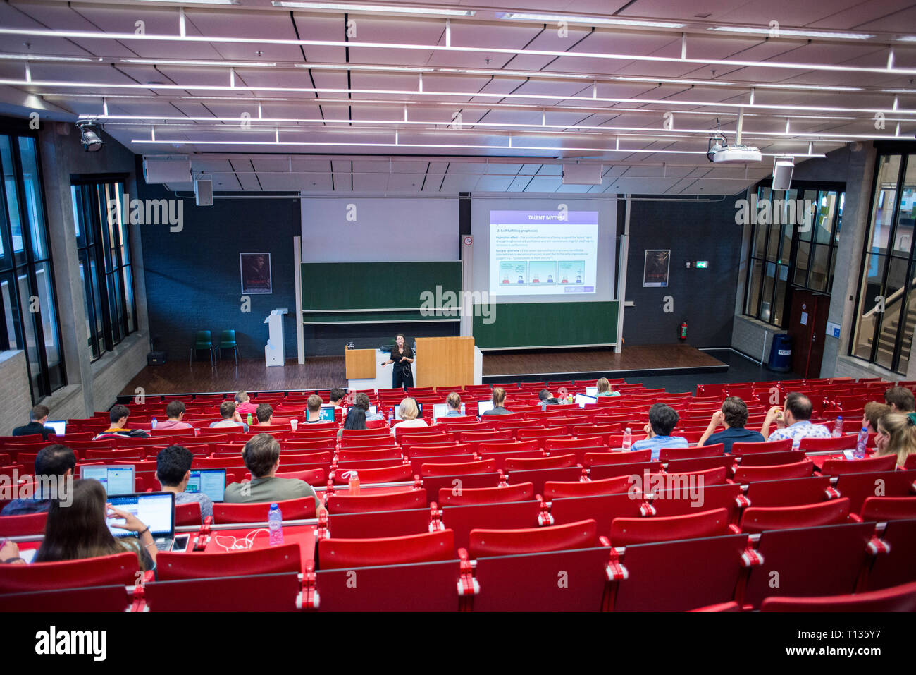 Una grande lezione inclinata theatre classroom in una università olandese. Foto Stock