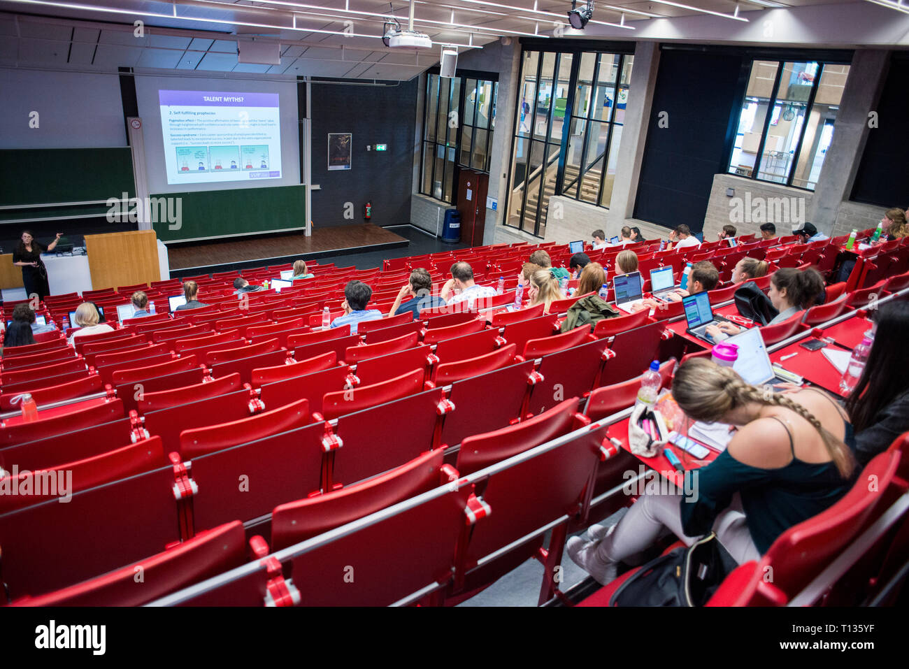 Una grande lezione inclinata theatre classroom in una università olandese. Foto Stock