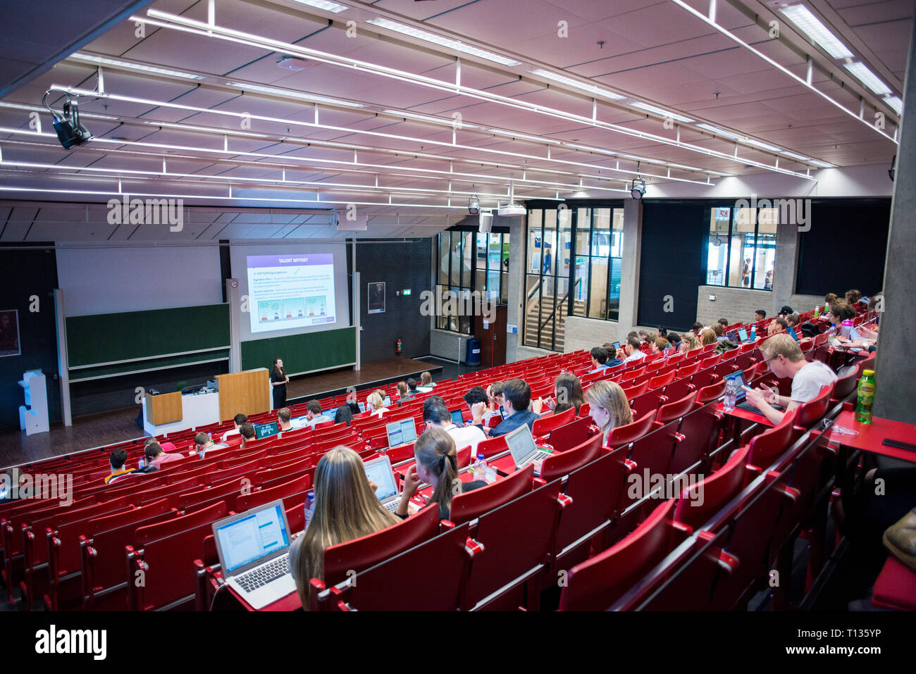 Una grande lezione inclinata theatre classroom in una università olandese. Foto Stock