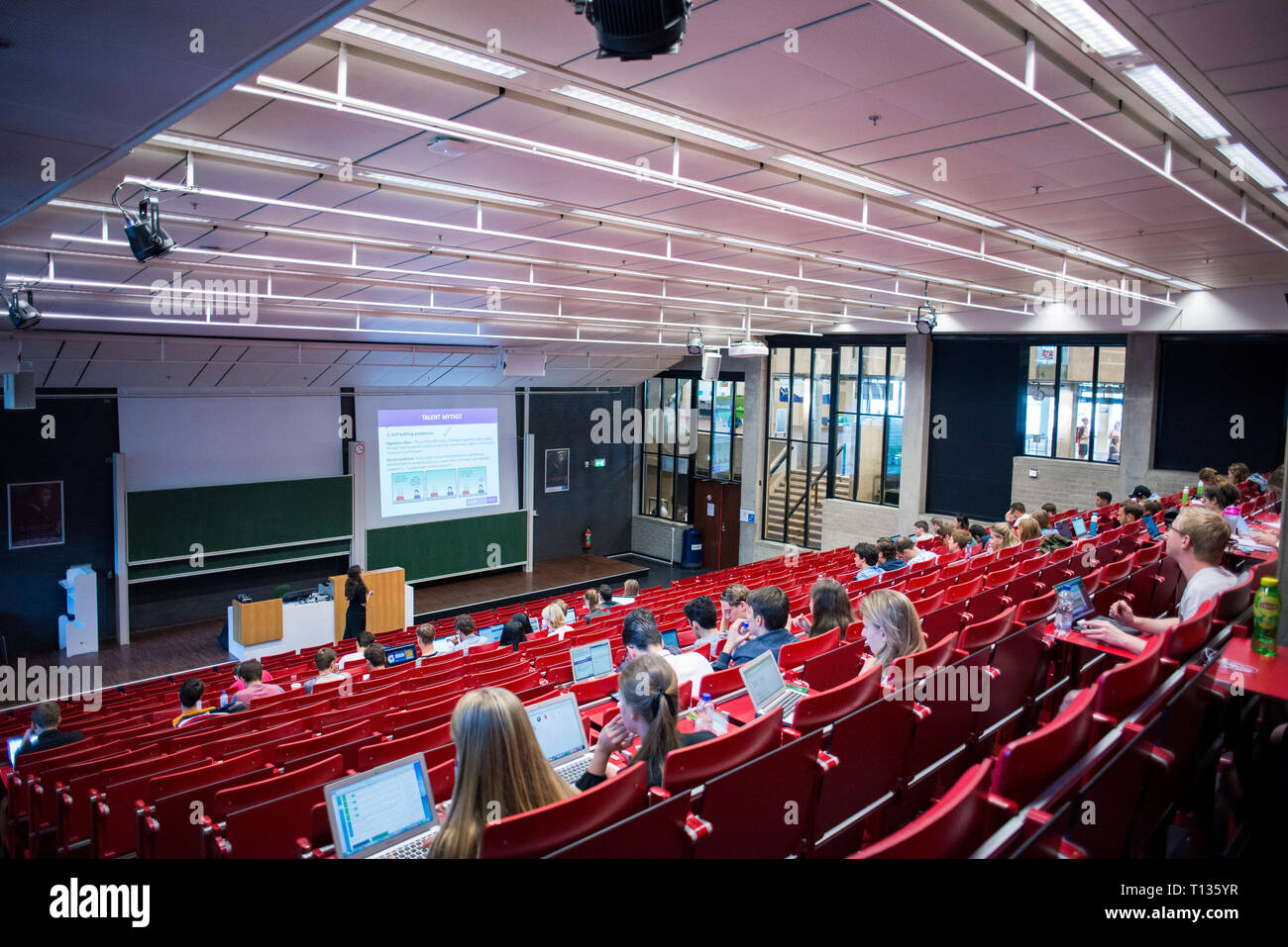 Una grande lezione inclinata theatre classroom in una università olandese. Foto Stock