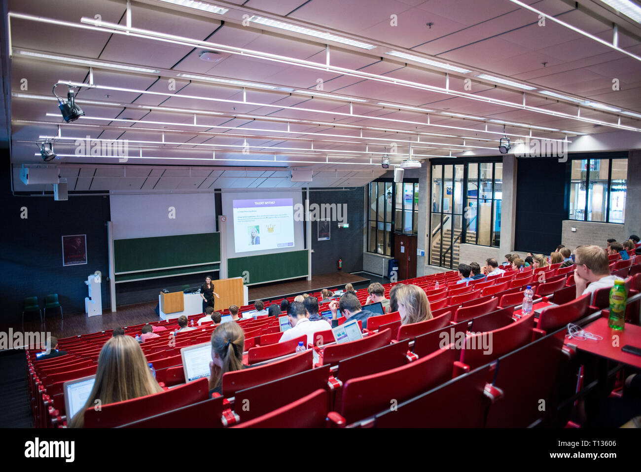 Una grande lezione inclinata theatre classroom in una università olandese. Foto Stock
